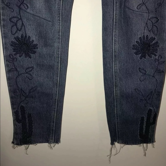 High rise side button embroidered mom jeans. - Picture 4 of 7